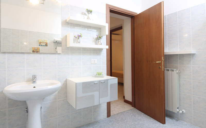 Bathroom of Orchidea apartment